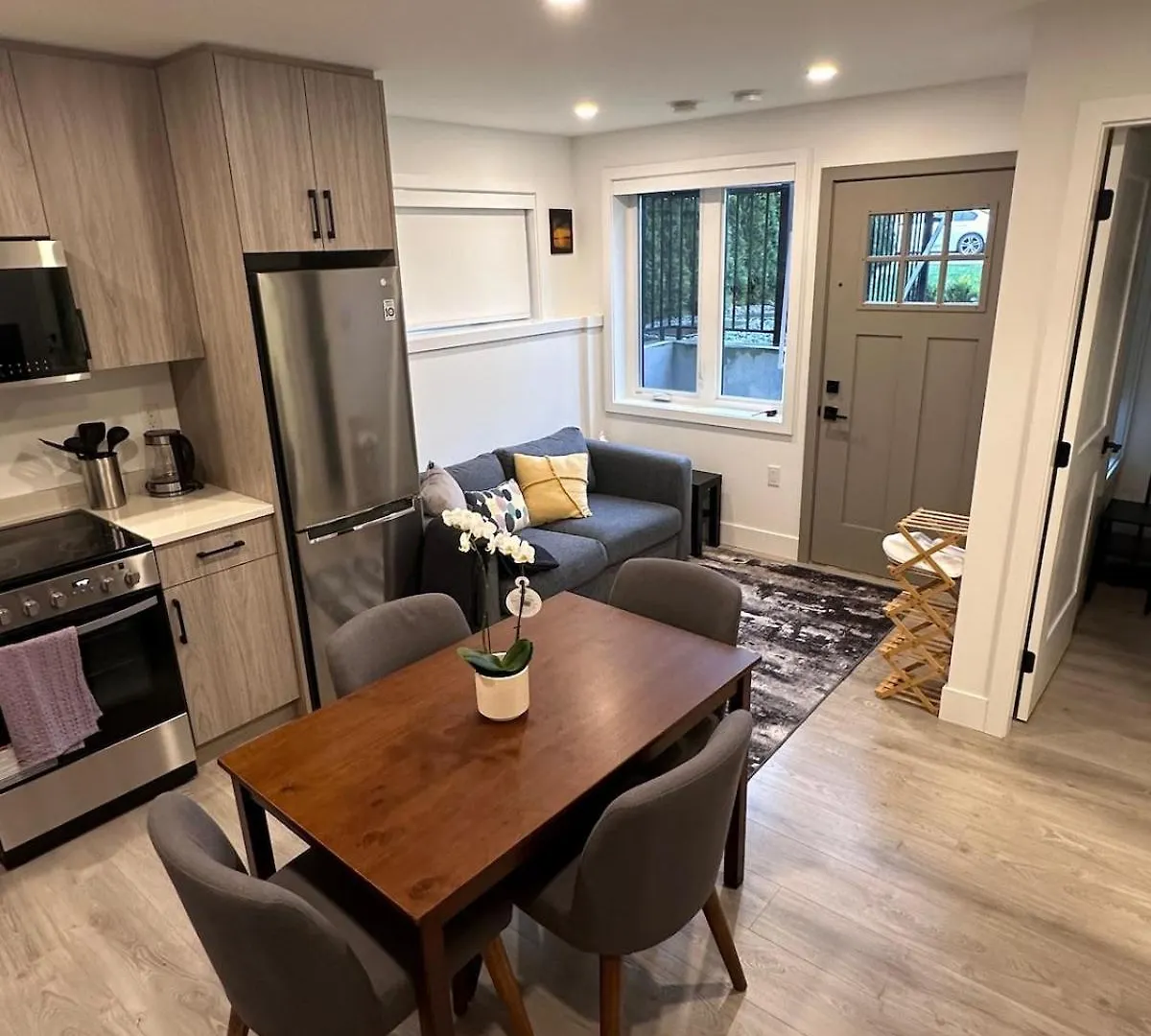 Newly Built Cozy Central 2-Br Hidden Gem 溫哥華
